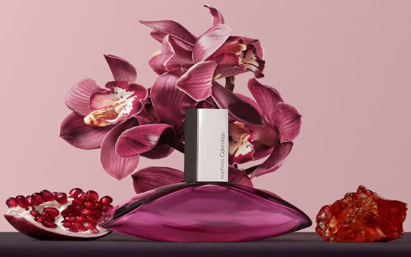 تصویر ادکلن ایفوریا کنار انار و گل
