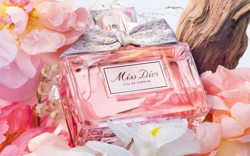 تصویر ادکلن میس دیور میان گل های صورتی