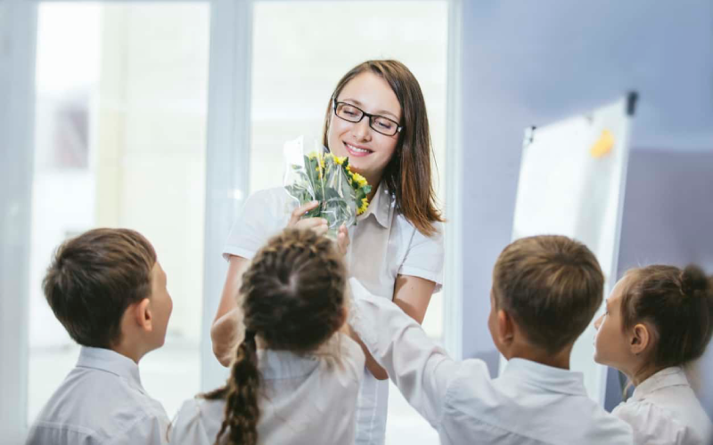 هدیه دادن دانش آموزان به معلم